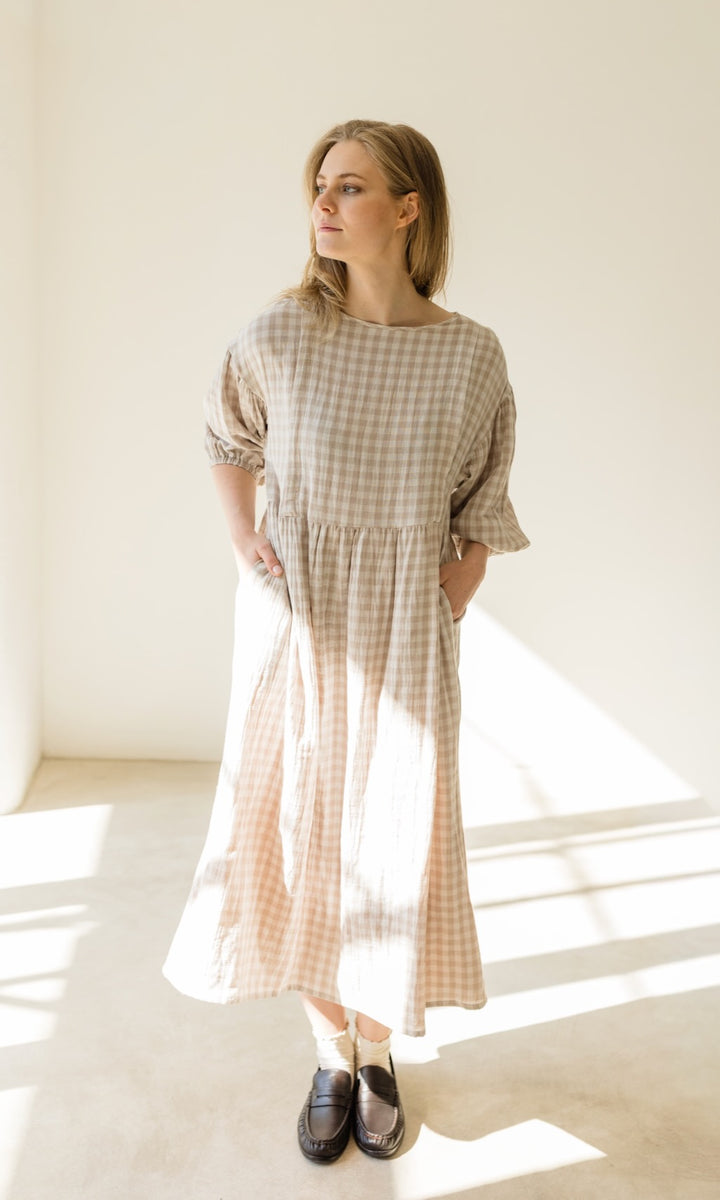 Langes Musselin Stillkleid April in Sesam Karo - abricot coco