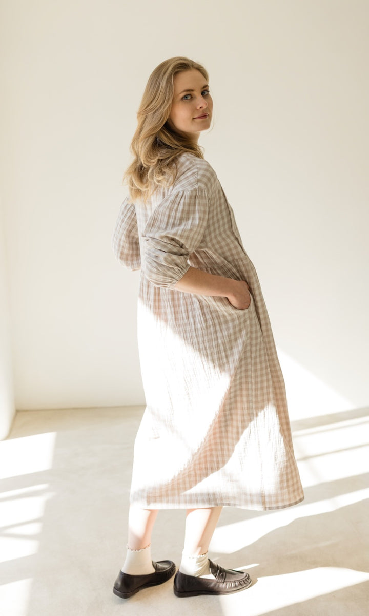 Langes Musselin Stillkleid April in Sesam Karo - abricot coco
