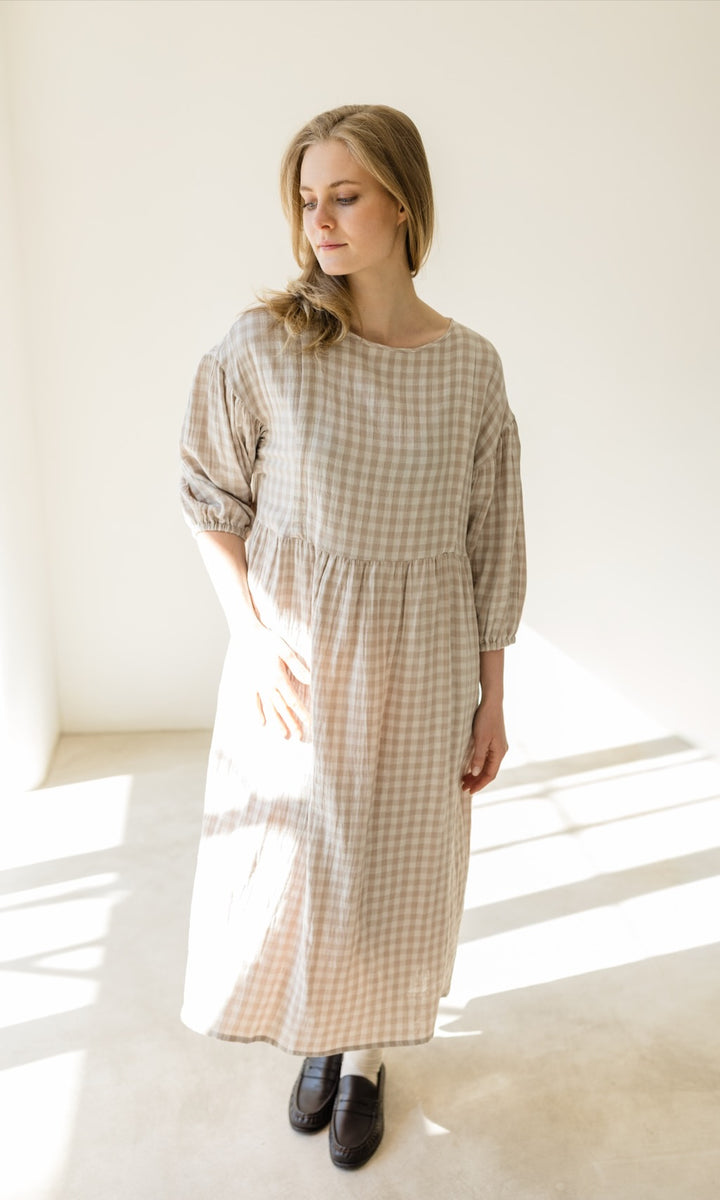 Langes Musselin Stillkleid April in Sesam Karo - abricot coco