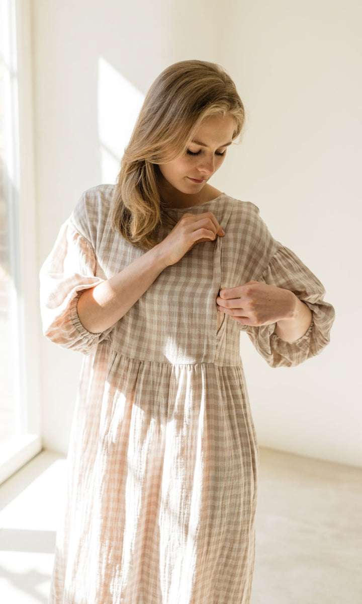 Langes Musselin Stillkleid April in Sesam Karo - abricot coco