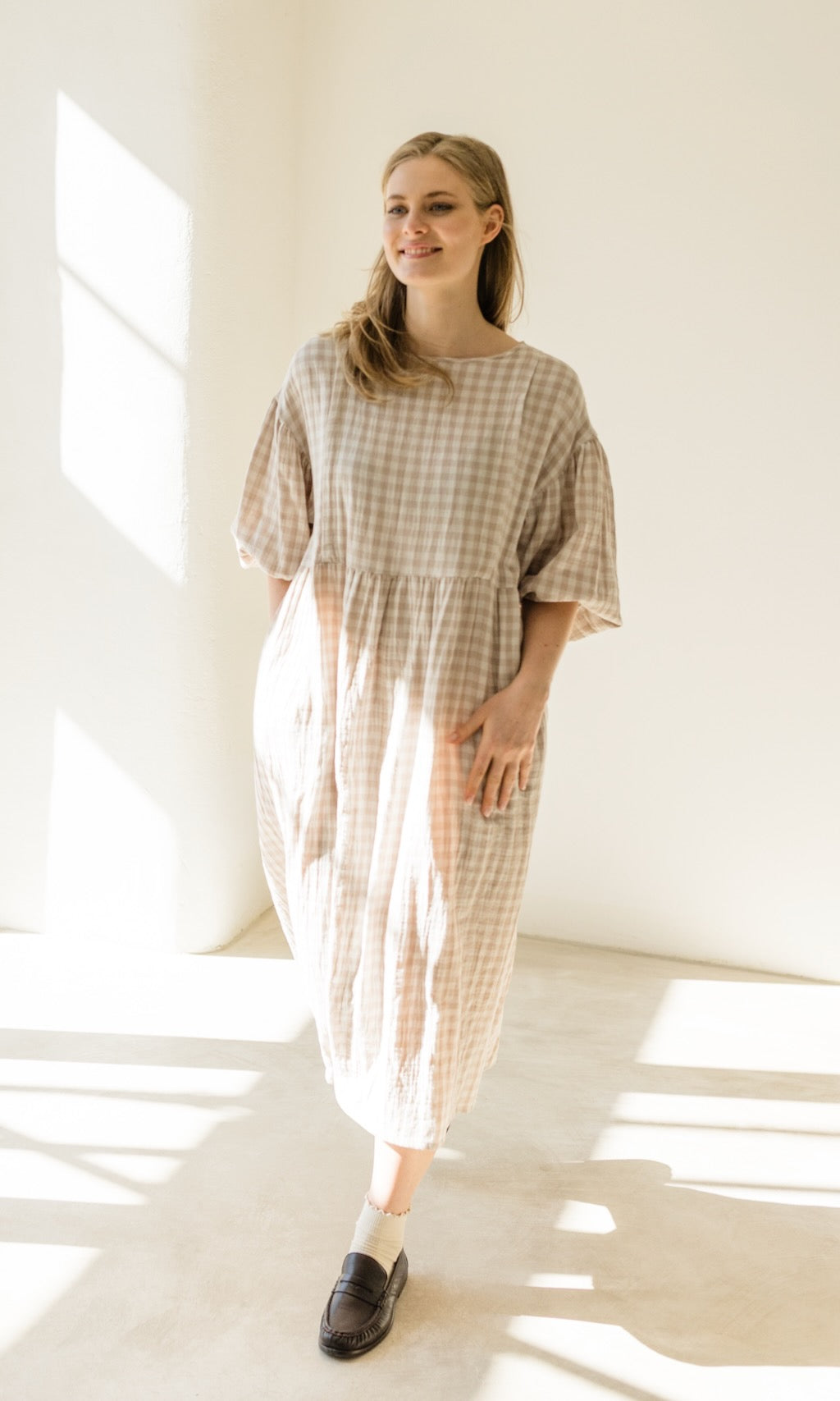 Langes Musselin Stillkleid April in Sesam Karo - abricot coco