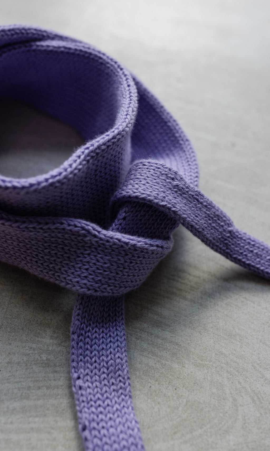 Kleiner Strickschal zum Binden Flieder aus Bio Baumwolle