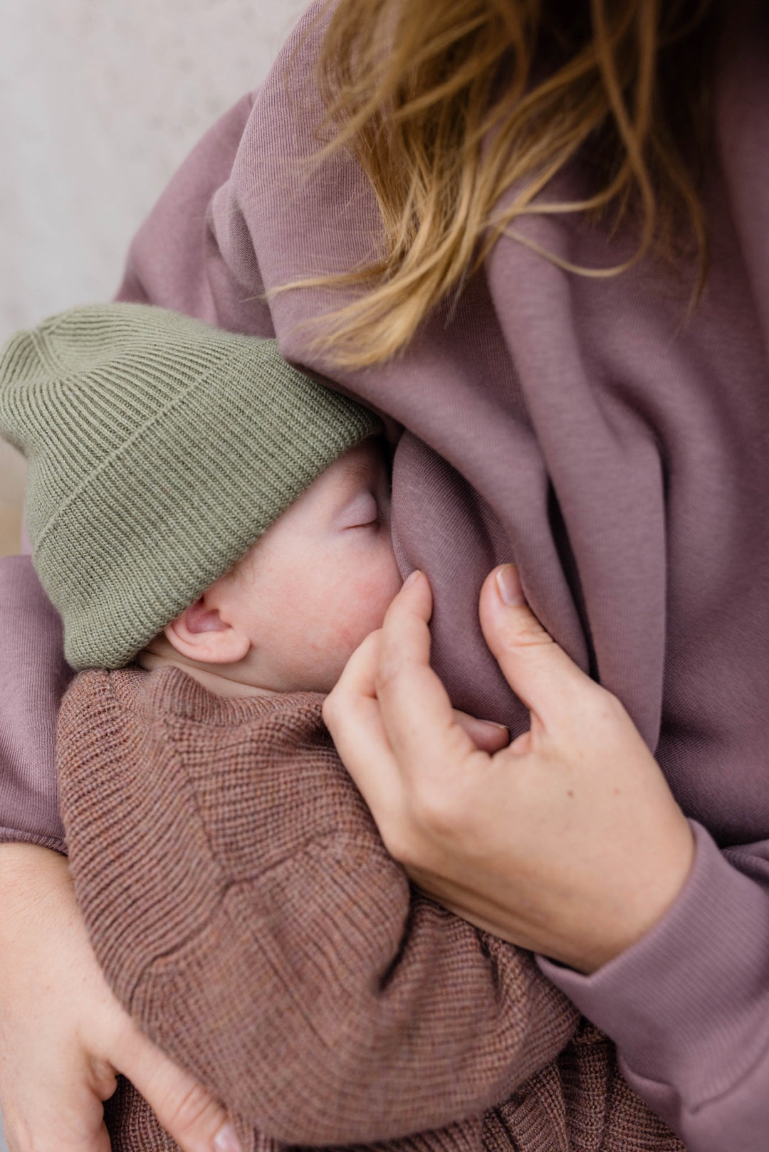 Still Hoodie in aubergine rot Baby beim Stillen an geöffneter seitlicher Stillfunktion mit Reißverschluss