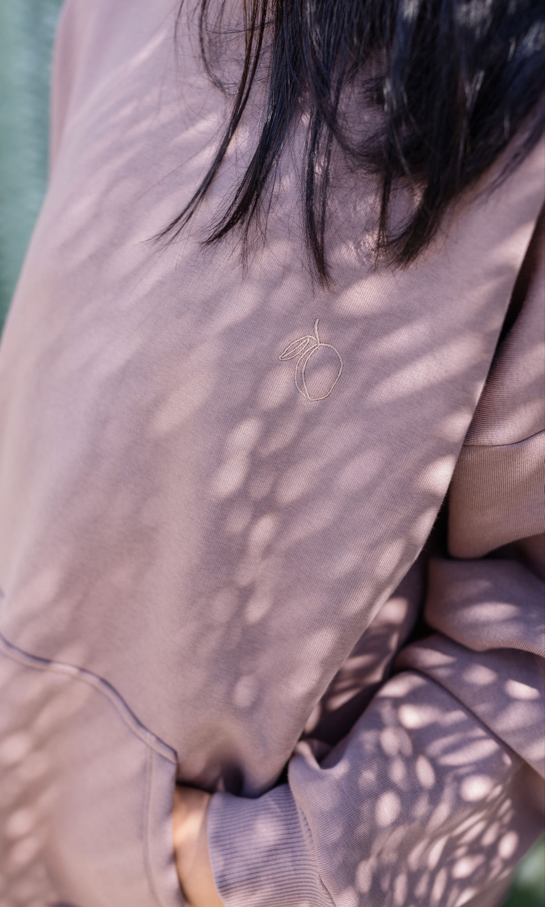 Still Hoodie in aubergine rot Detailaufnahme mit abricot coco Logo