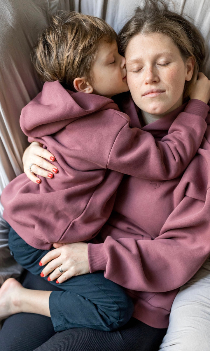 Still-Hoodie in feige rosa zusammen mit Kind in gleichem Hoodie