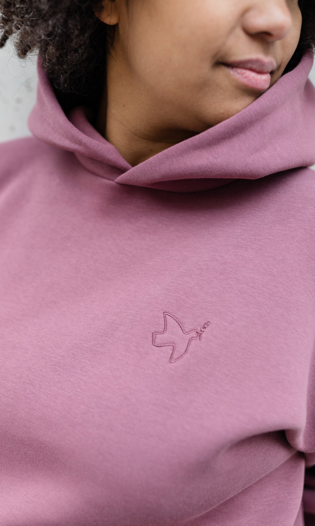 Still-Hoodie in feige rosa Detailaufnahme Logo abricot coco