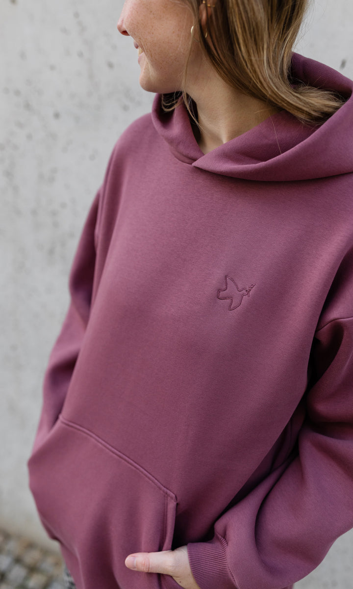 Still-Hoodie in feige rosa Detailaufnahme Logo abricot coco