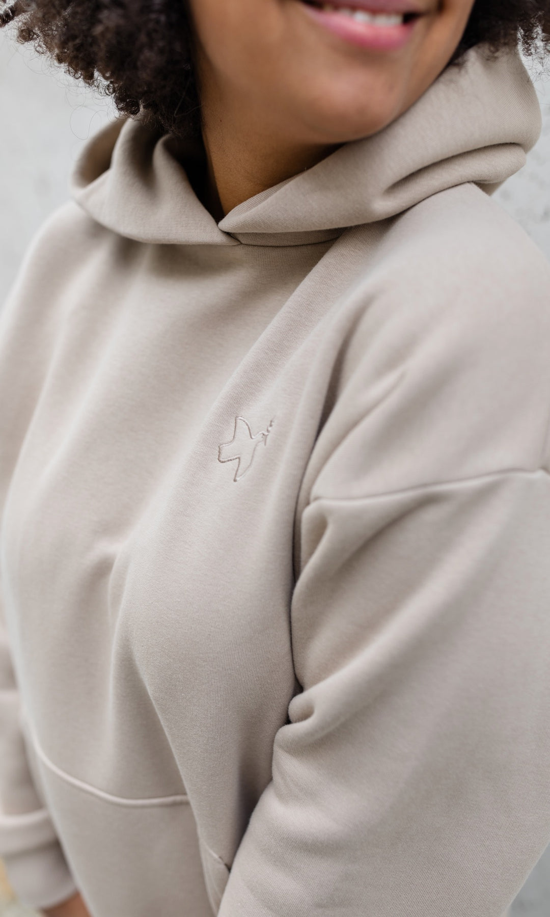 Stillhoodie in sesam weiß Detailaufnahme Logo abricot coco