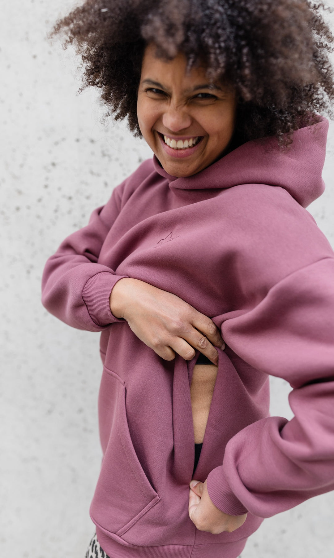 Stillhoodie in feige rosa Detailaufnahme geöffnete Stillfunktion