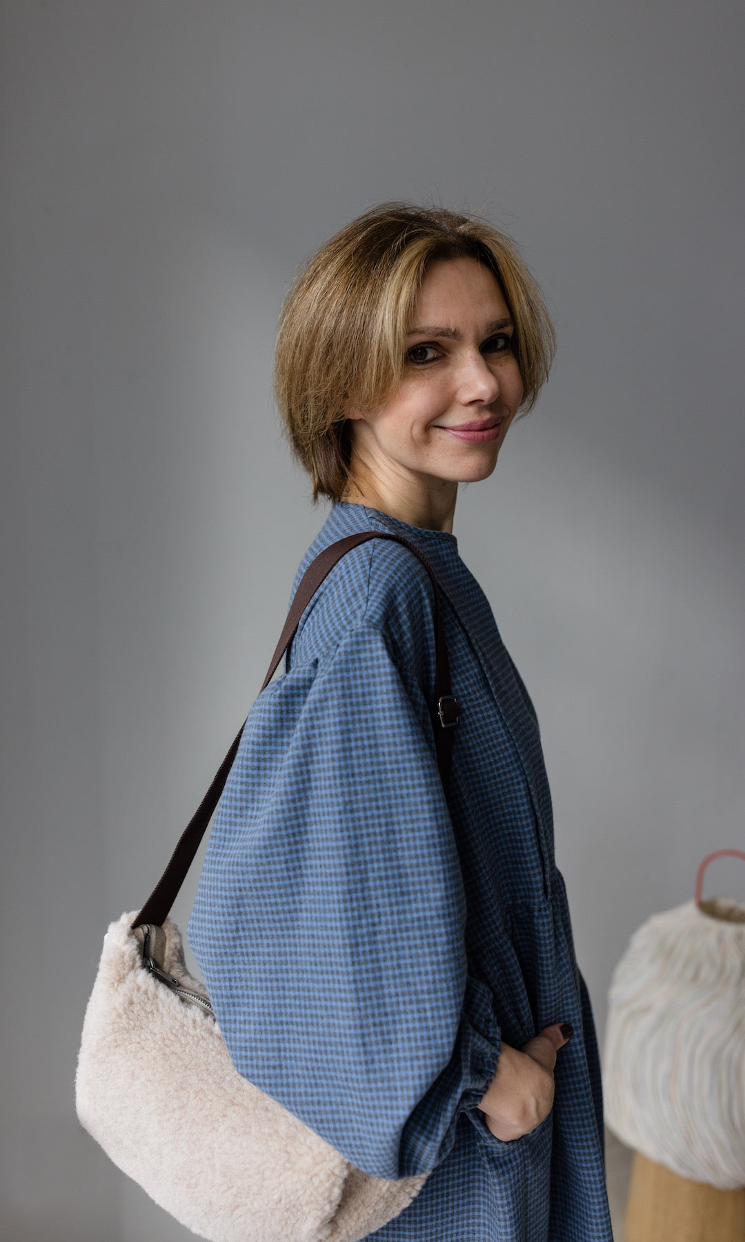 Stillkleid Lovis in blau mit Tasche seitlich