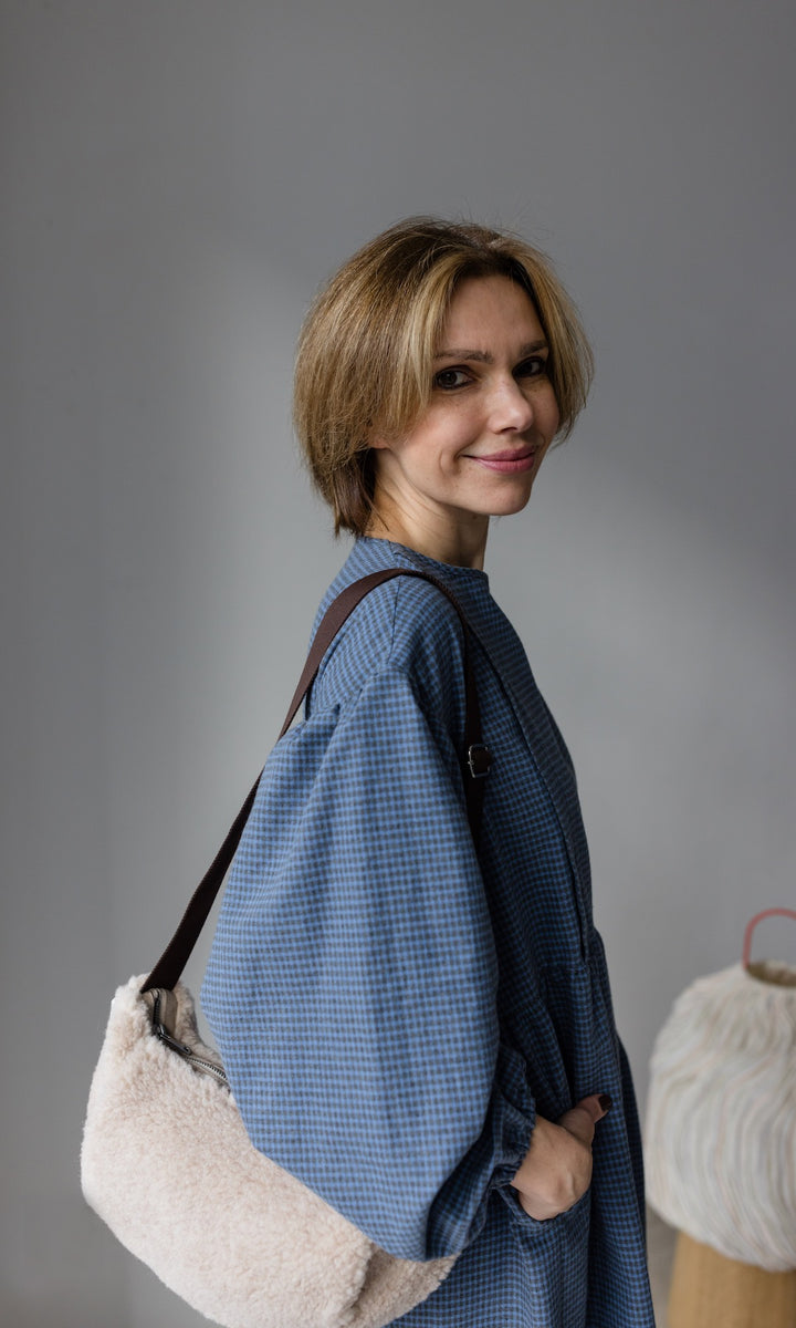 Stillkleid Lovis in blau mit Tasche seitlich
