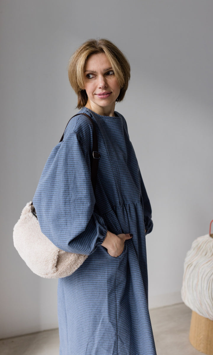 Stillkleid Lovis in blau seitlich mit Tasche Hände in Taschen