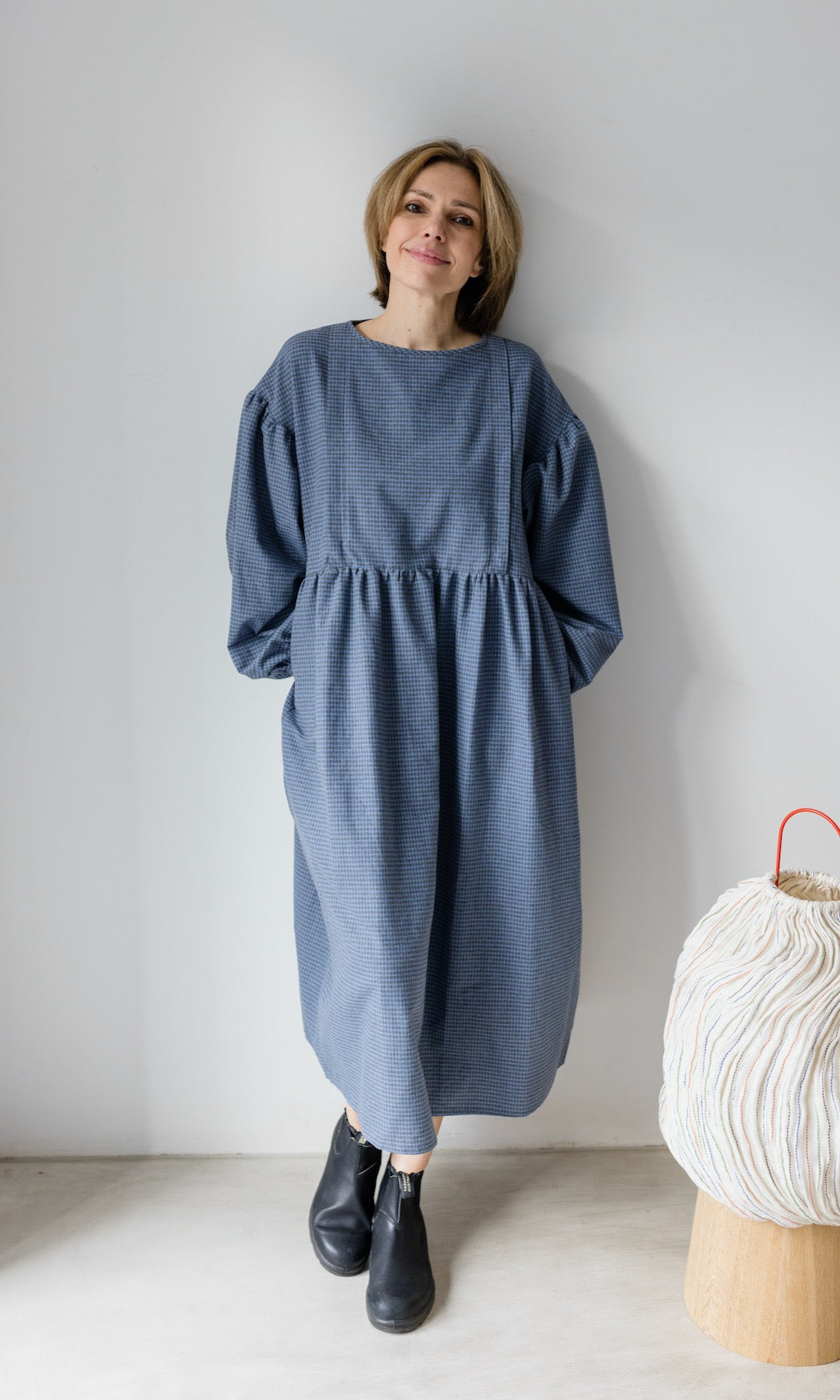 Stillkleid Lovis in blau frontal angelehnt an Wand
