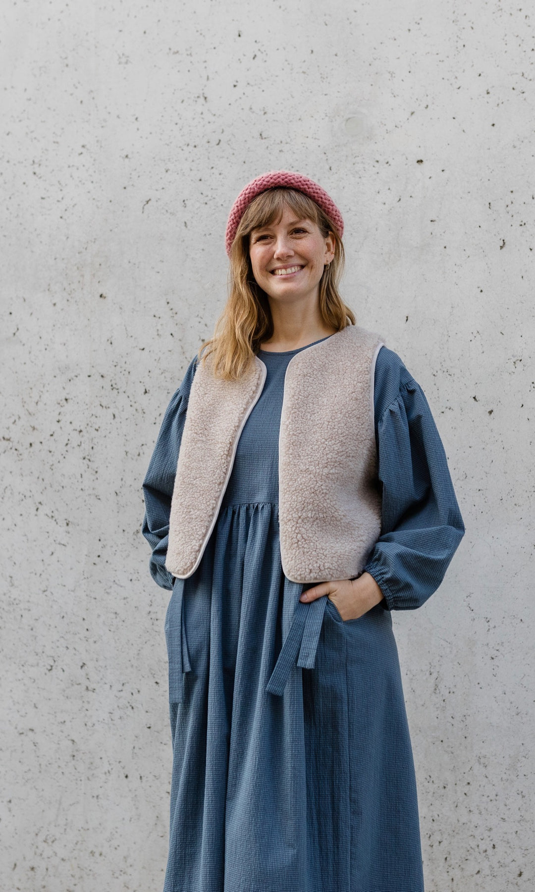 Langes Stillkleid Anouk im Herbst in karo blau mit Schafwoll-Weste und Mütze