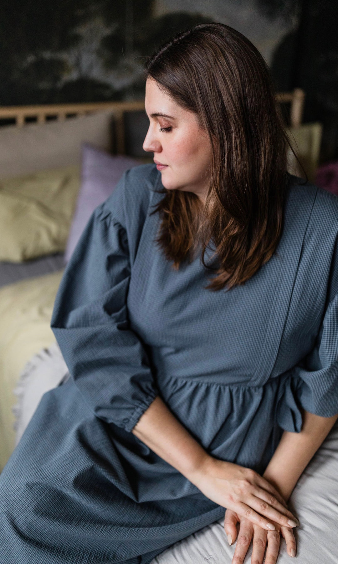 Langes Stillkleid Anouk in karo blau sitzend