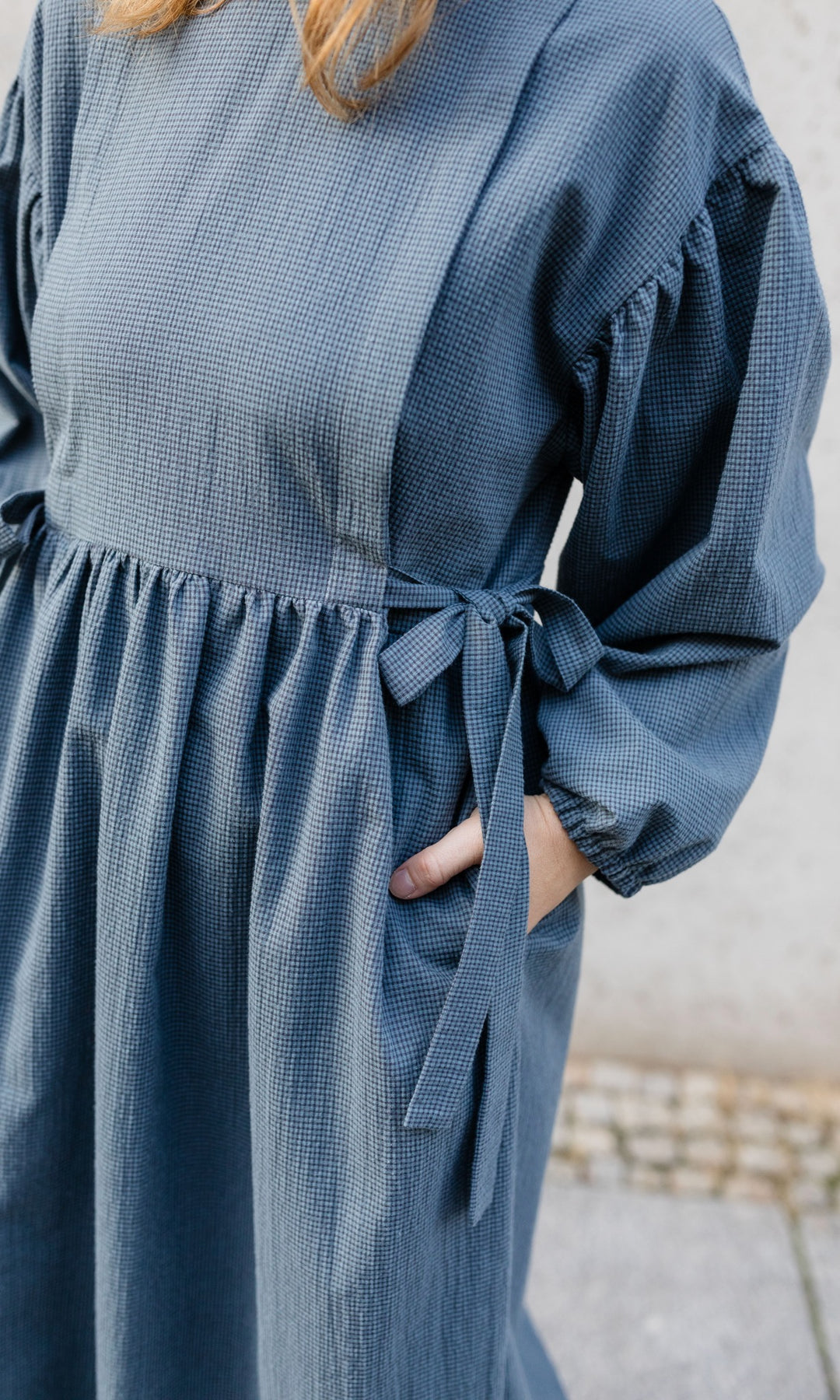 Langes Stillkleid Anouk in karo blau Detail Schleife Band Karo-Muster