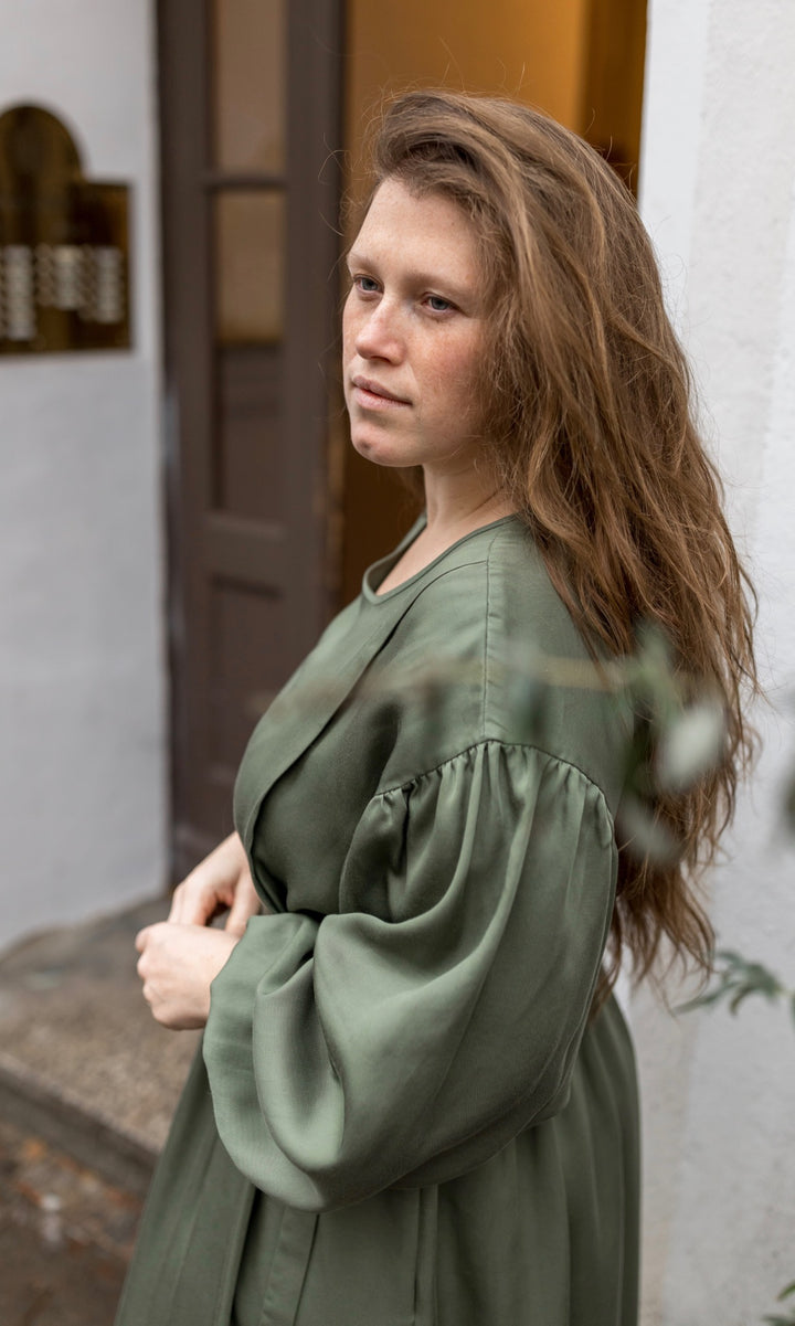 Stillkleid Shania in olive grün seitlich