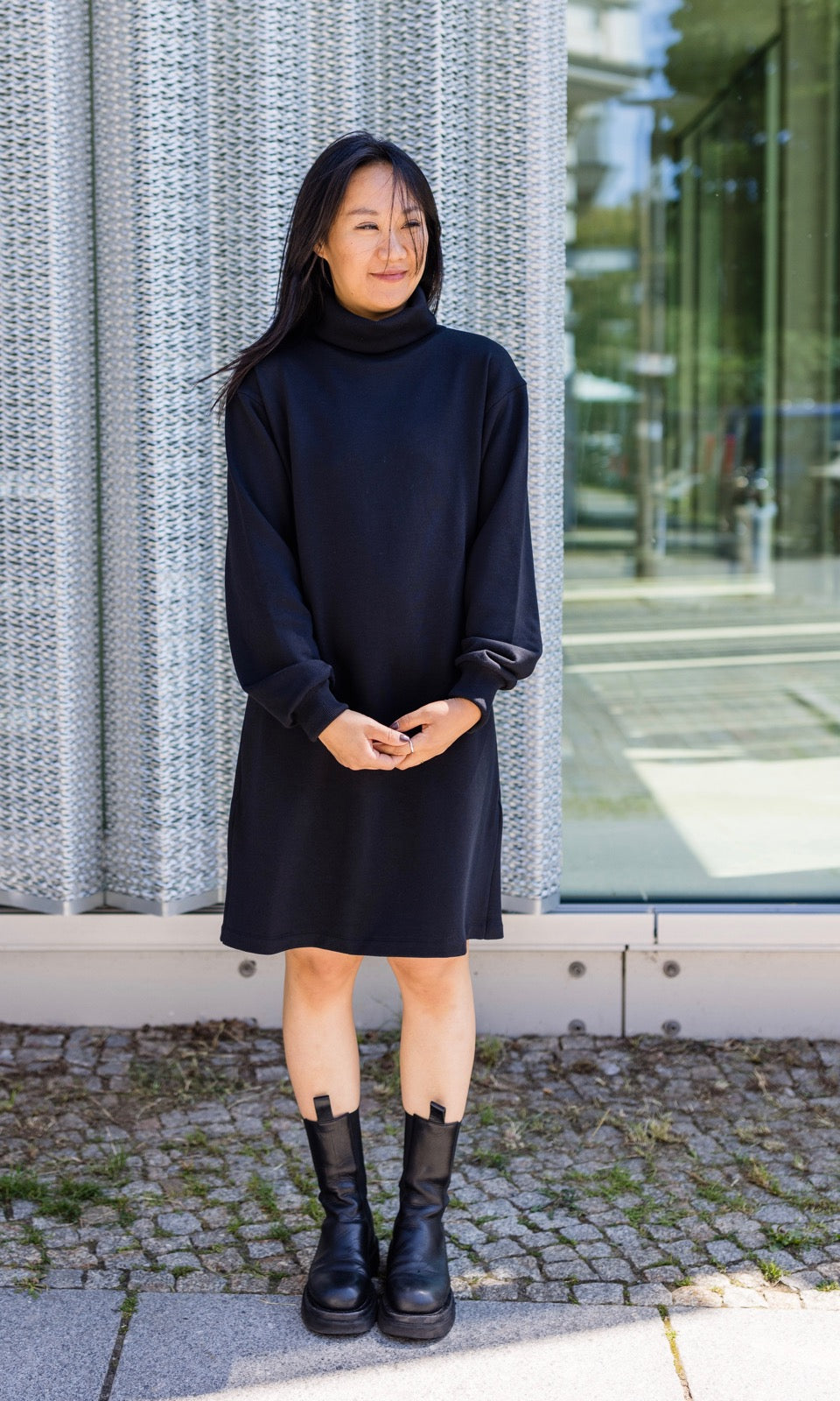 Schwarzes Stillkleid Lou in festlichem Look mit schwarzen Boots frontal