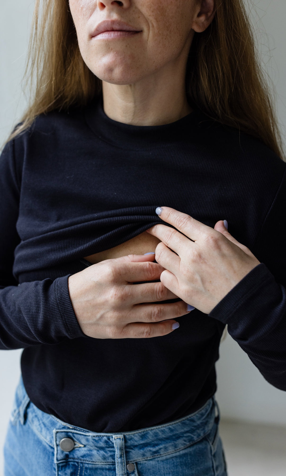 Longsleeve Stilloberteil Cléo mit Rollkragen in schwarz Detailaufnahme Stillfunktion