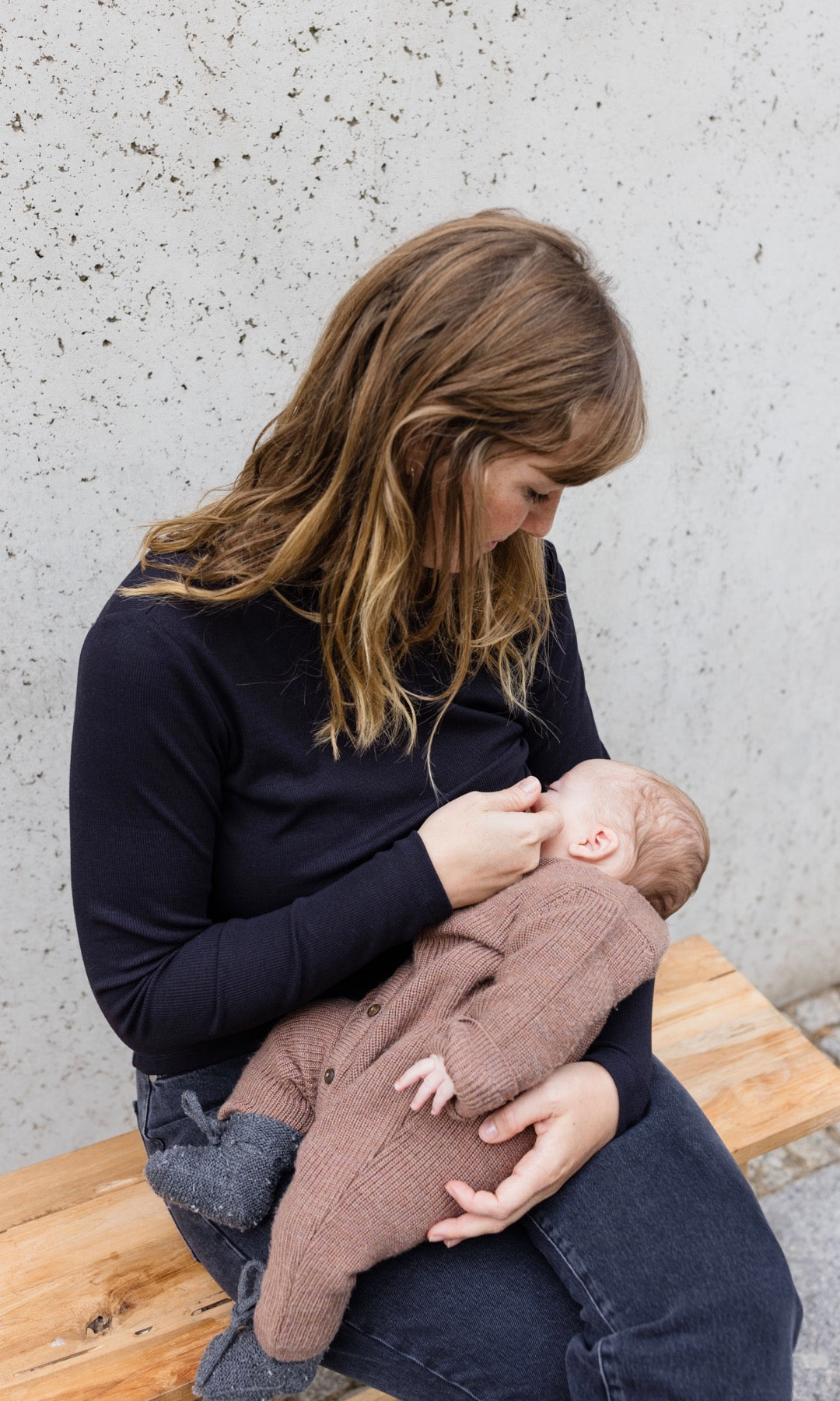 Longsleeve Stilloberteil Cléo mit Rollkragen in schwarz beim Stillen mit Stillfunktion Blick zu Baby