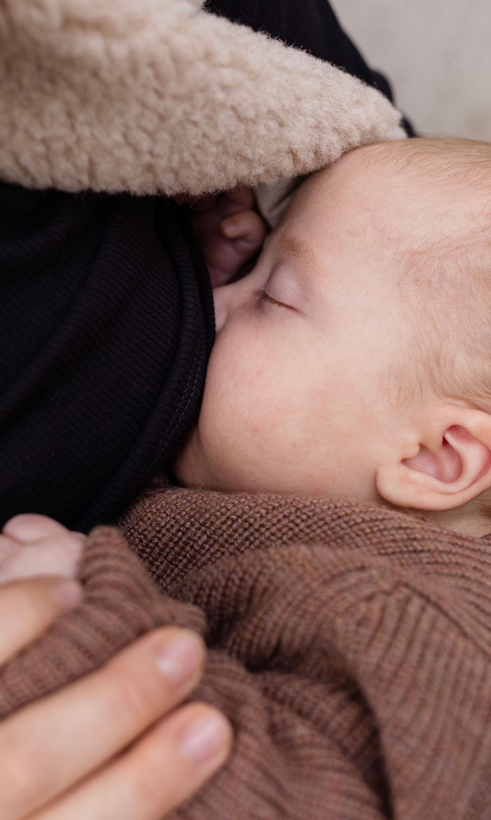 Longsleeve Stilloberteil Cléo mit Rollkragen in schwarz beim Stillen mit Stillfunktion