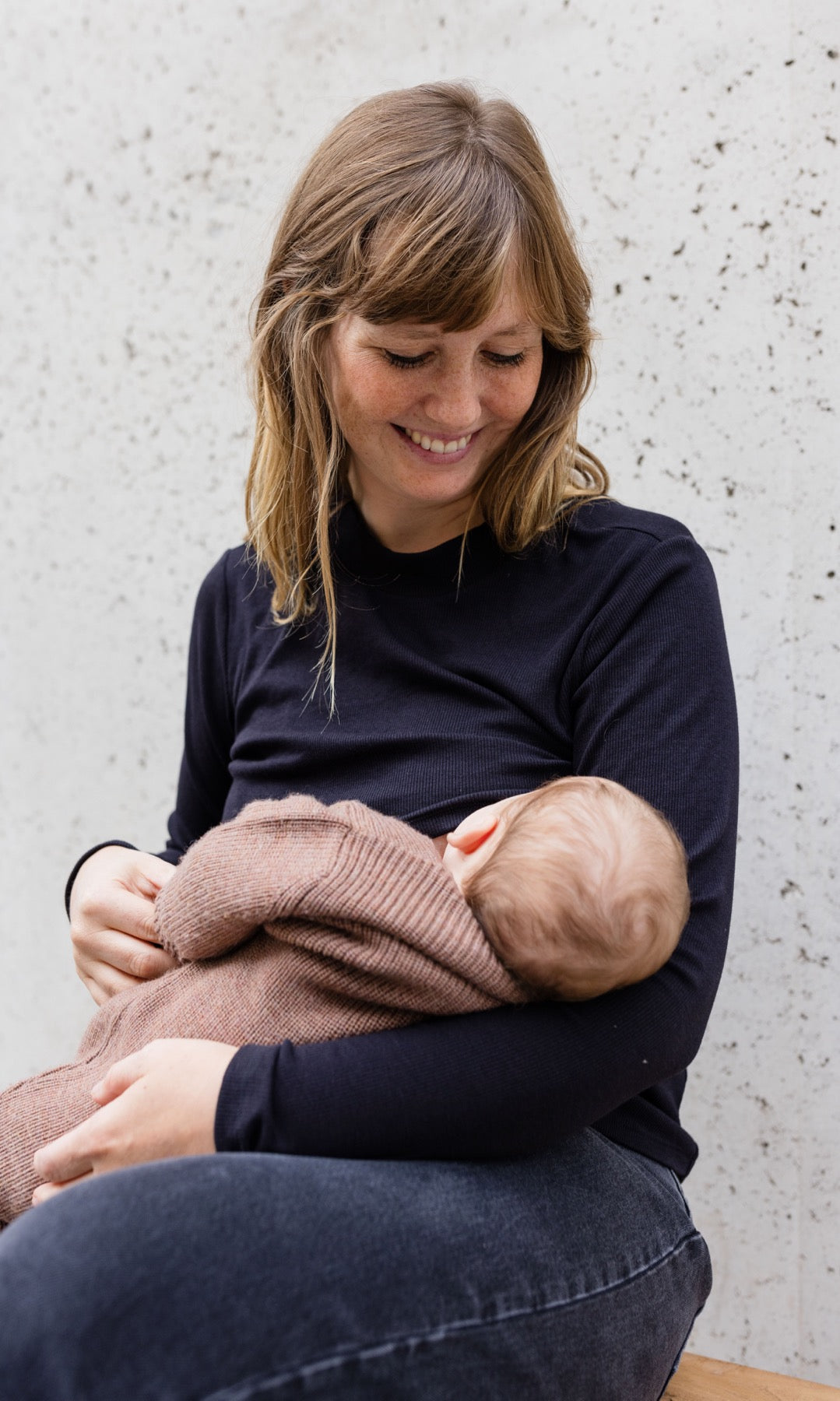 Longsleeve Stilloberteil Cléo mit Rollkragen in schwarz beim Stillen mit Stillfunktion im Herbst