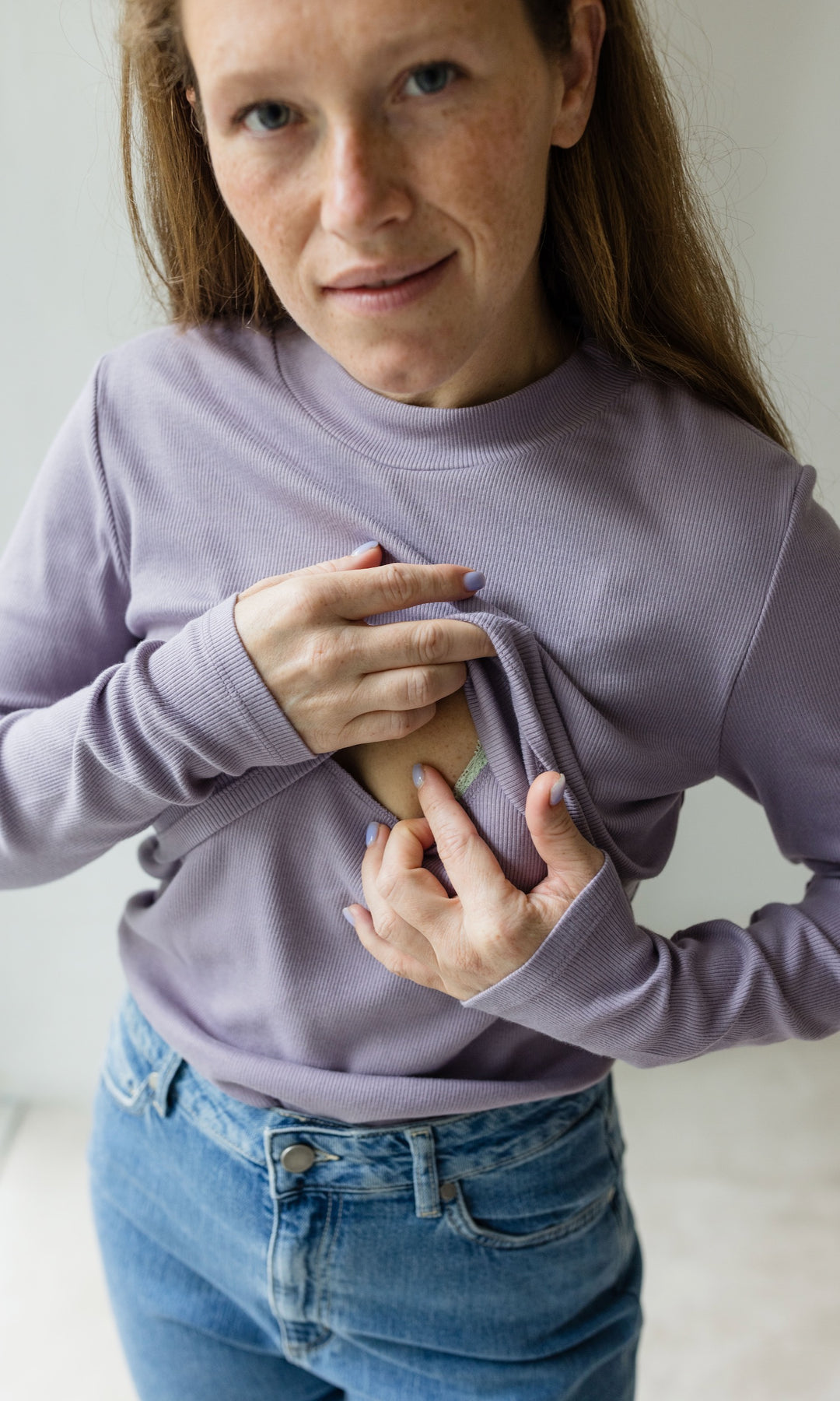 Stillshirt lang mit Rollkragen in flieder Detailaufnahme Überlappung Blick nach vorne