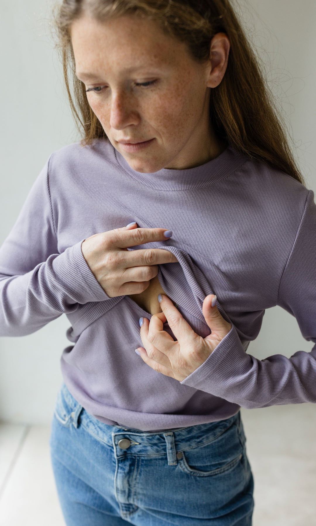 Stillshirt lang mit Rollkragen in flieder Detailaufnahme Überlappung