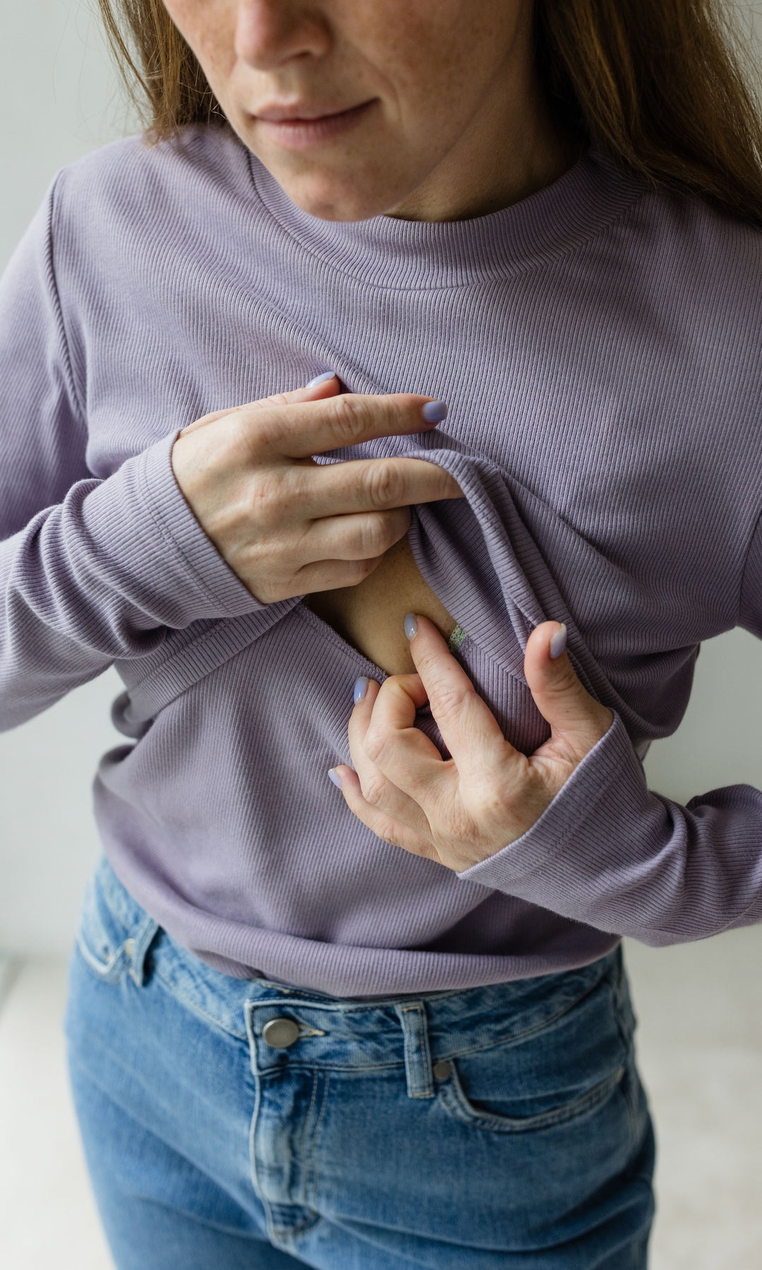 Stillshirt lang mit Rollkragen in flieder Detailaufnahme Überlappung Stillfunktion geöffnet