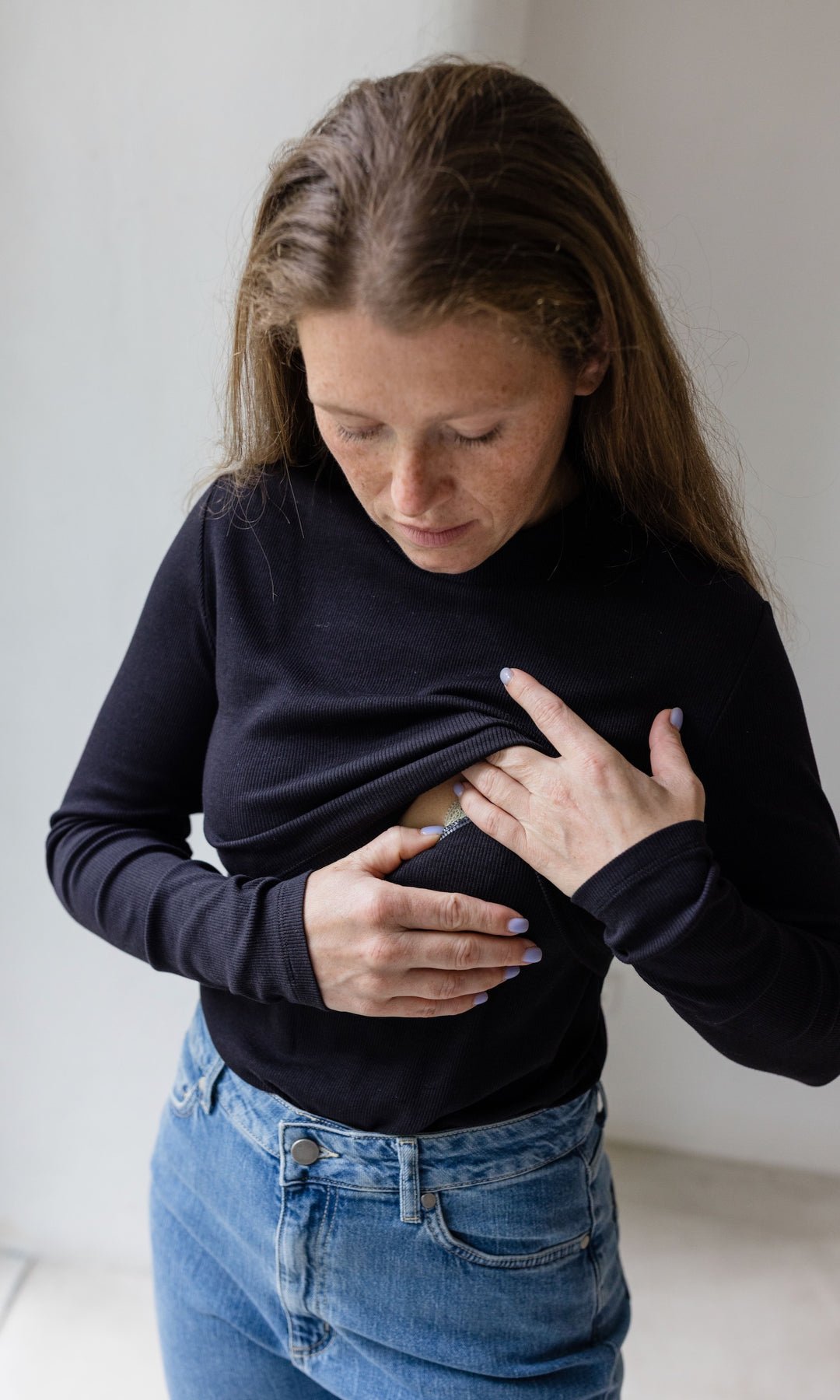 Longsleeve Stillshirt Cléo mit Rollkragen in schwarz Detailaufnahme Stillfunktion