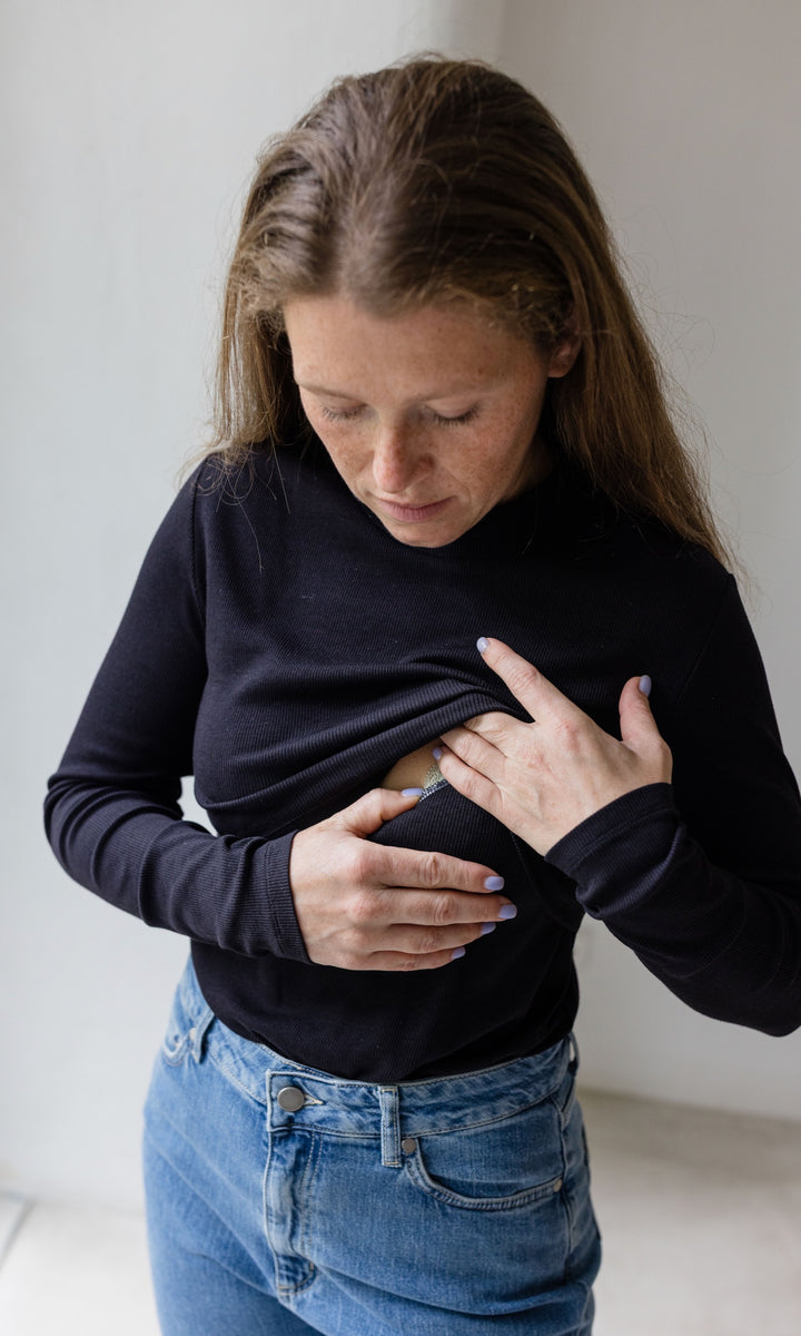 Longsleeve Stillshirt Cléo mit Rollkragen in schwarz Detailaufnahme Stillfunktion