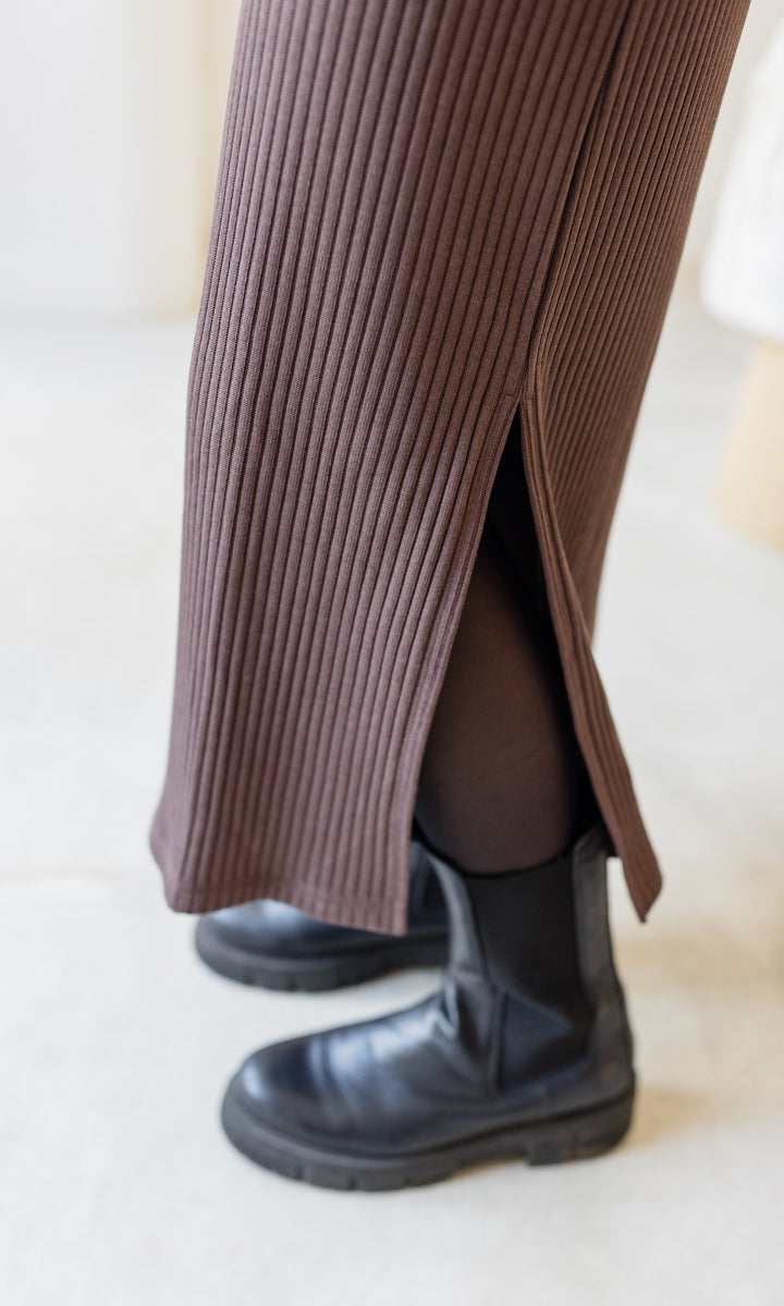 Strickrock Jil in braun kombiniert mit brauner Strumpfhose und schwarzen Lederstiefeln - Detailansicht Schlitz