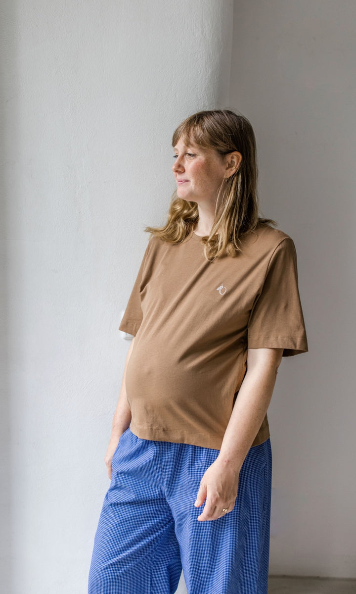 Blaue Umstandshose Ivy Culotte kombiniert mit braunem T-Shirt