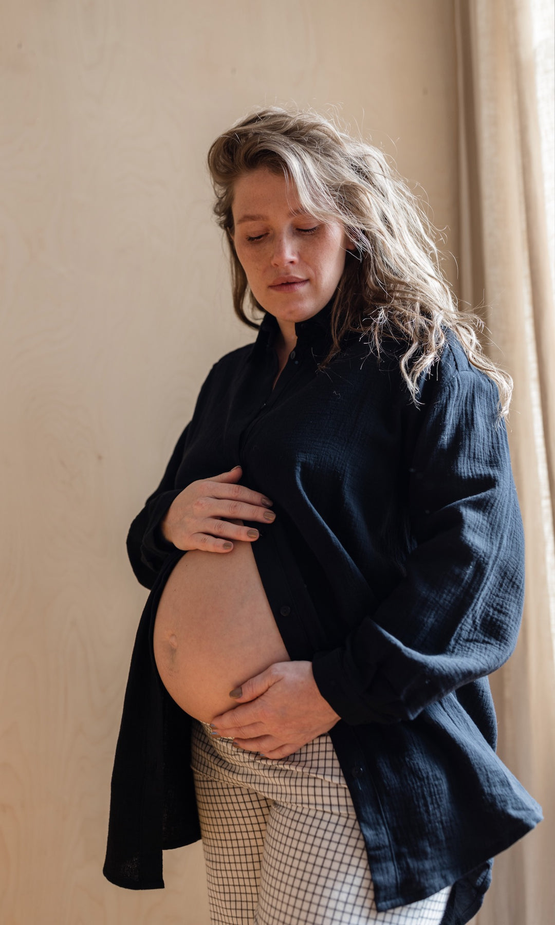 Umstandshose Ivy Culotte in karo weiß kombiniert mit dunkelblauem Musselin Hemd.