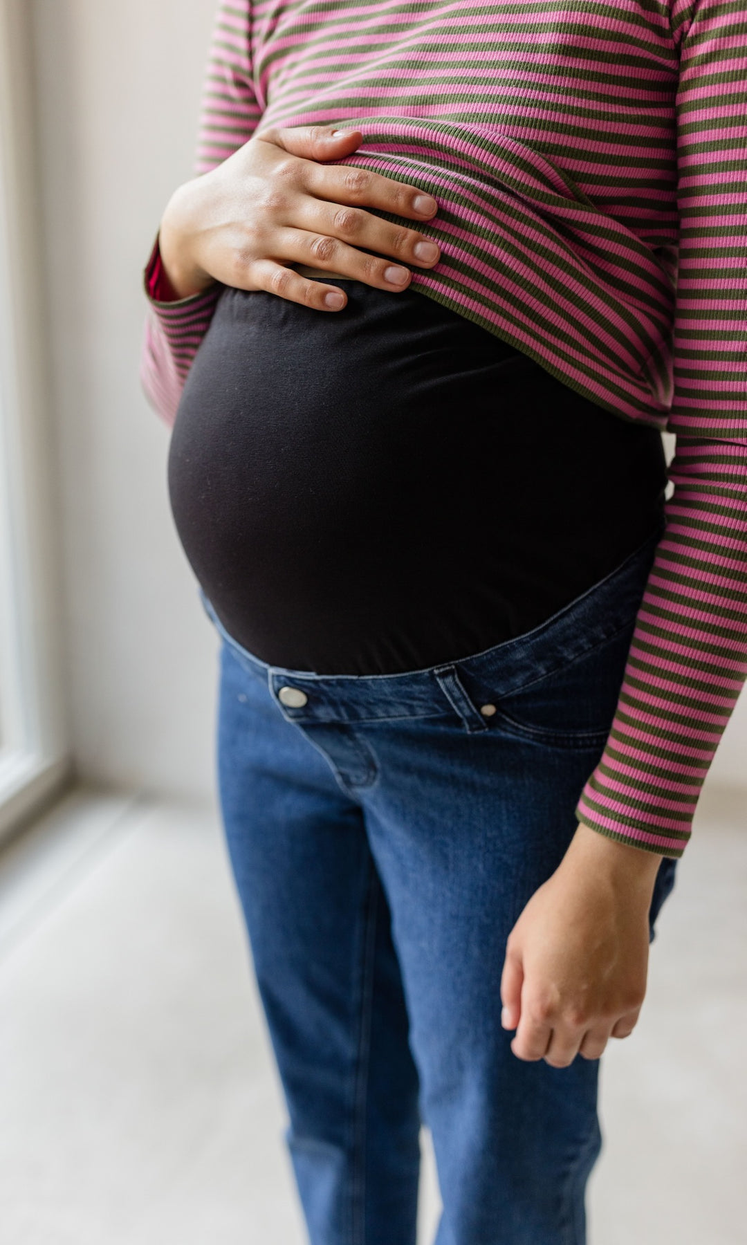 Umstandsjeans in dunkelblau mit gestreiftem Shirt Detail Bund und Babybauch