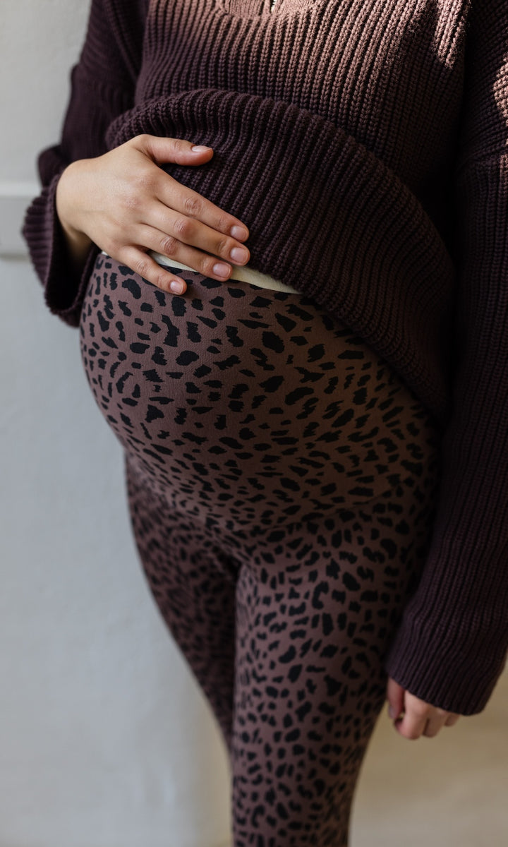 Umstandsleggings braun leo Print elastischer Bauchbund mit braunem Strickpullover