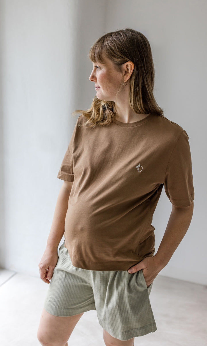 Umstandsshorts Jeanne in hellgrün kombiniert mit braunem T-Shirt für lässigen Freizeitlook