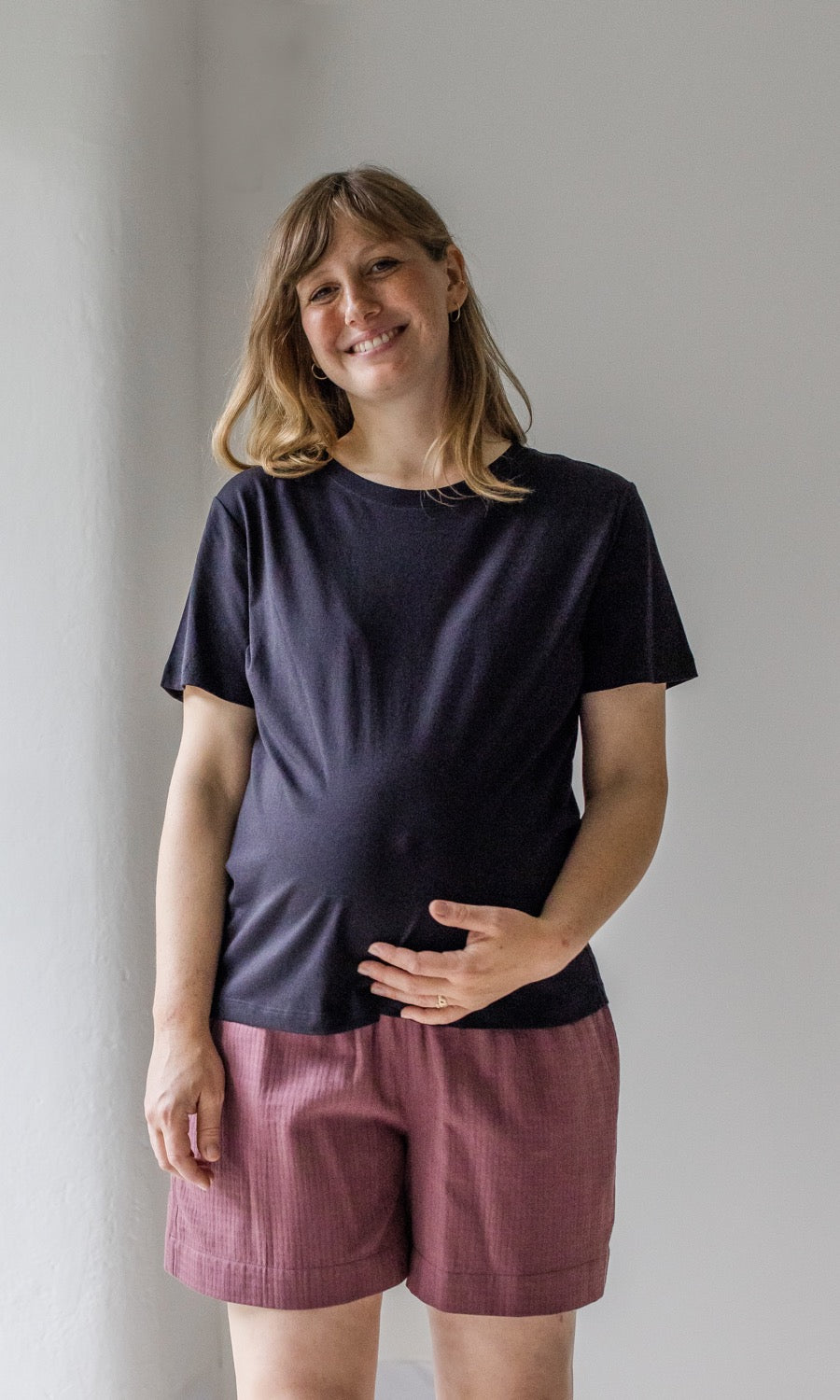 Umstandsshorts Jeanne in rot kombiniert mit dunkelblauem T-Shirt