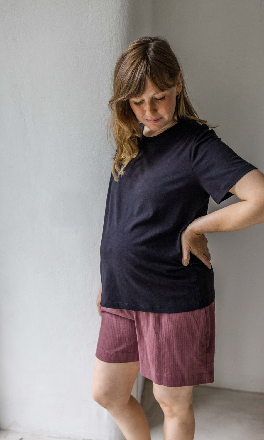 Umstandsshorts Jeanne in rot kombiniert mit dunkelblauem T-Shirt