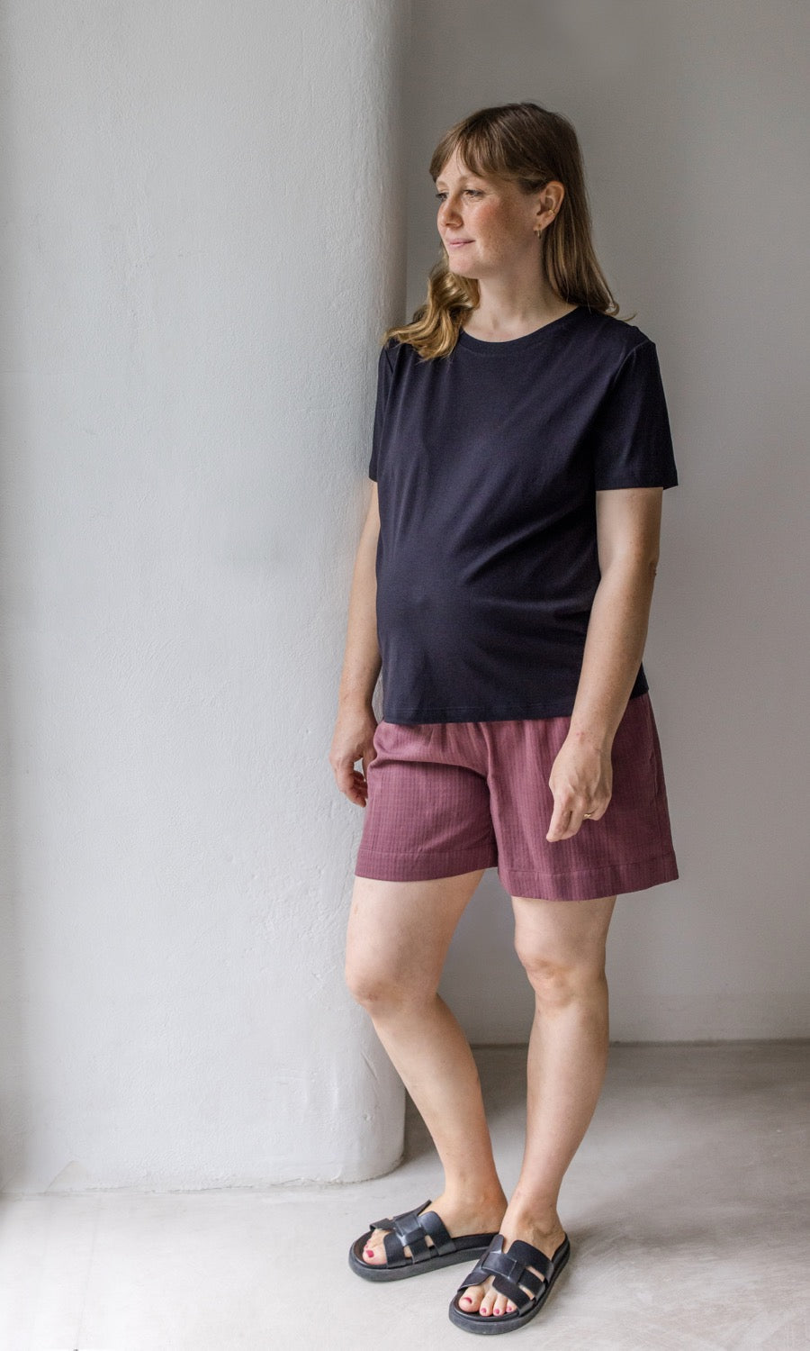 Umstandsshorts Jeanne in rot kombiniert mit dunkelblauem T-Shirt mit schwarzen Ledersandalen