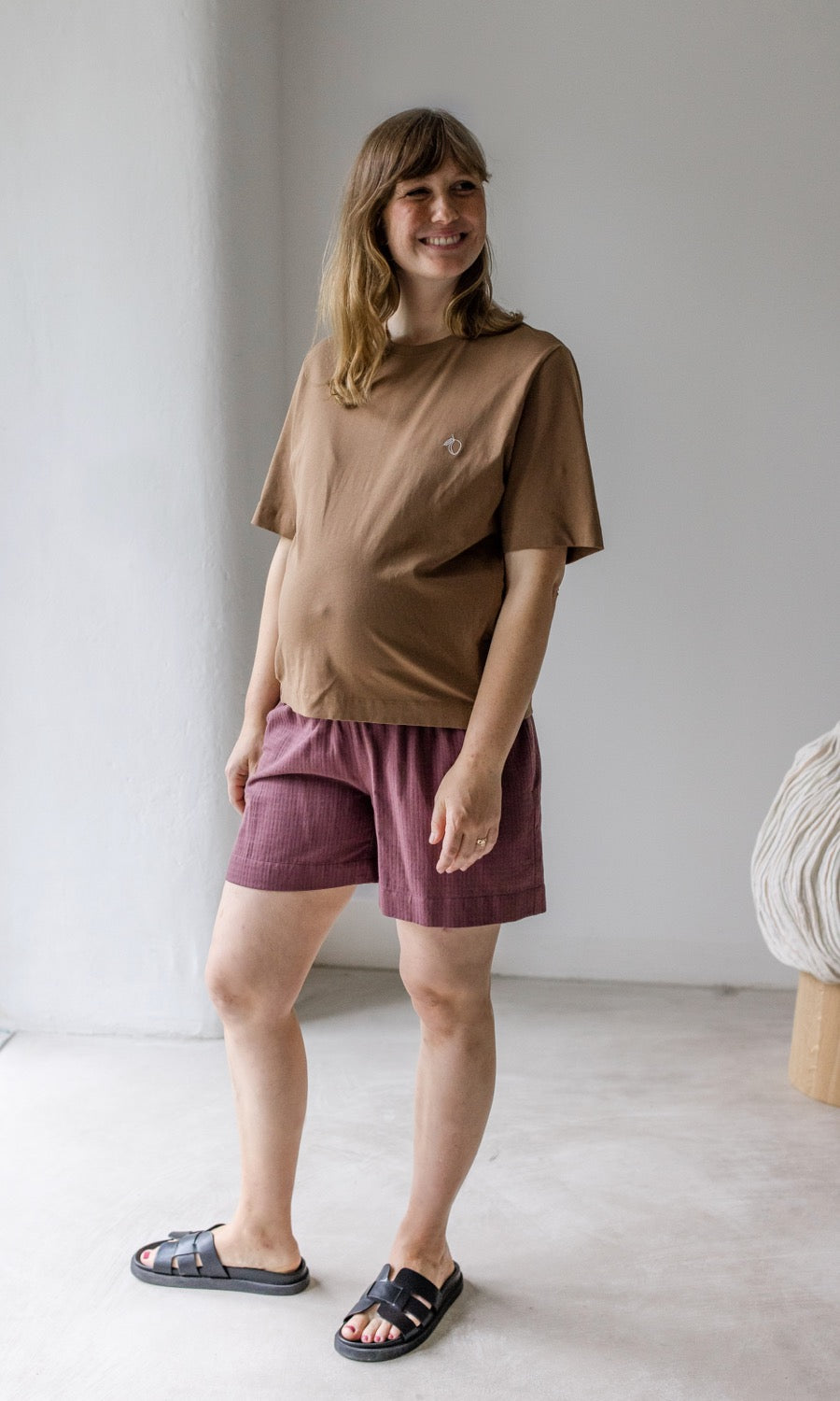 Umstandsshorts Jeanne in rot kombiniert mit braunem T-Shirt mit schwarzen Ledersandalen