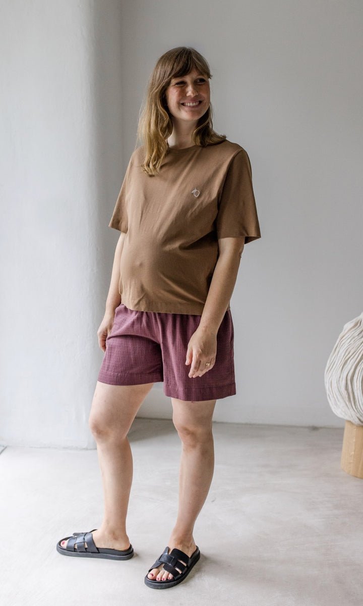 Umstandsshorts Jeanne in rot kombiniert mit braunem T-Shirt mit schwarzen Ledersandalen