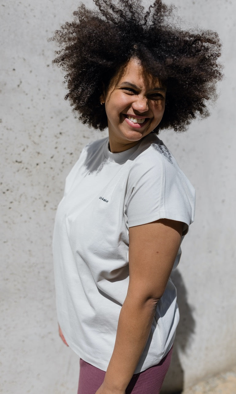 Umstandsshorts Jeanne in rot kombiniert mit hellgrauem T-Shirt