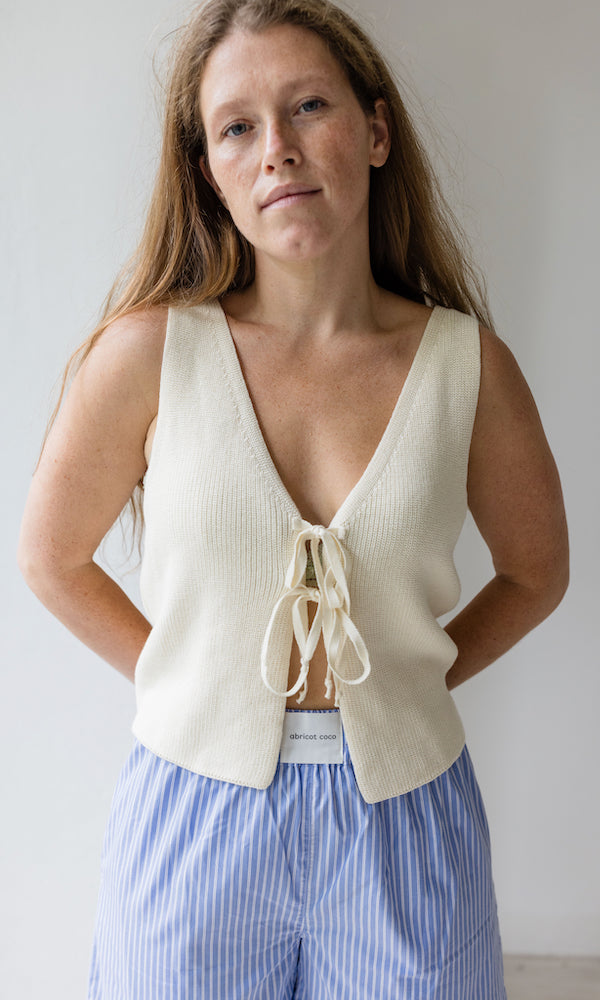 Strickweste mit Schleifendetail