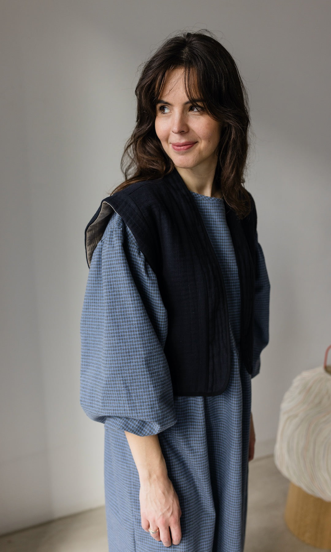 Winter Stillkleid Lovis in blau seitlich mit Weste dunkelblau