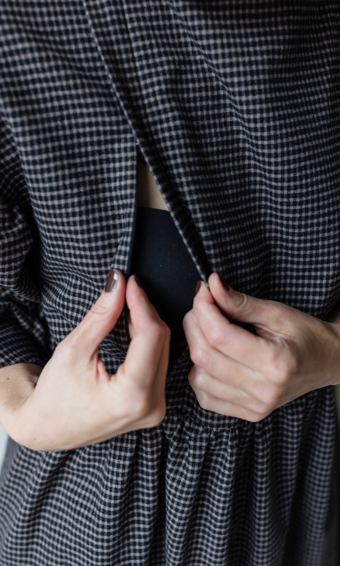 Winter Stillkleid Lovis in karo schwarz Detail versteckte Stillfunktion geöffnet