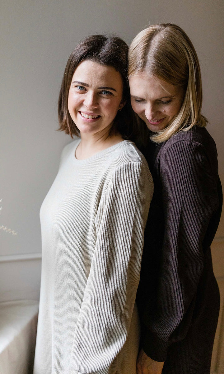 Strickkleid Jules mit seitlicher Stillfunktion in creme beige und als Variante in braun seitliche Ansicht Blick frontal