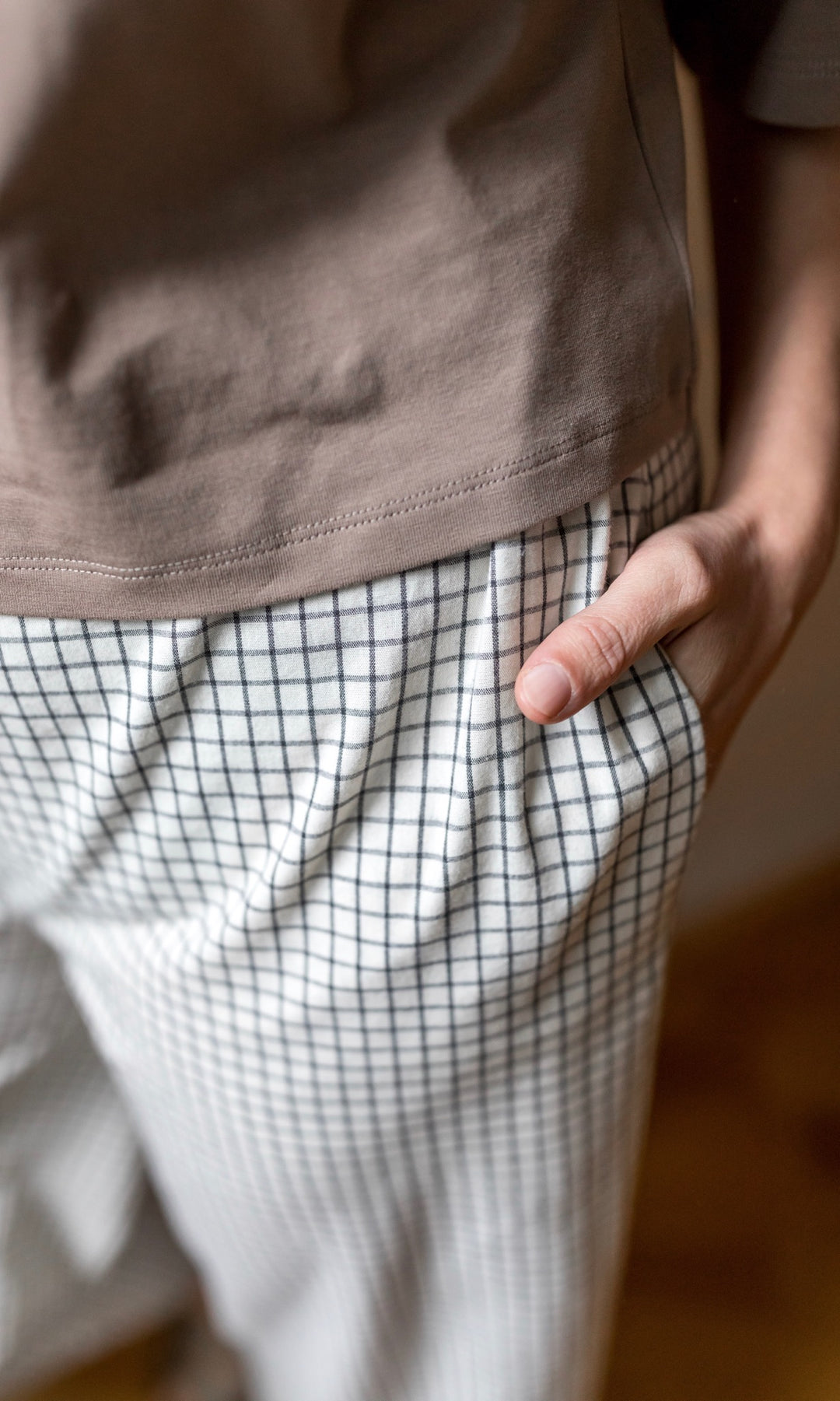 Umstandshose Ivy Culotte in karo weiß - Detailansicht seitliche Hosentasche.