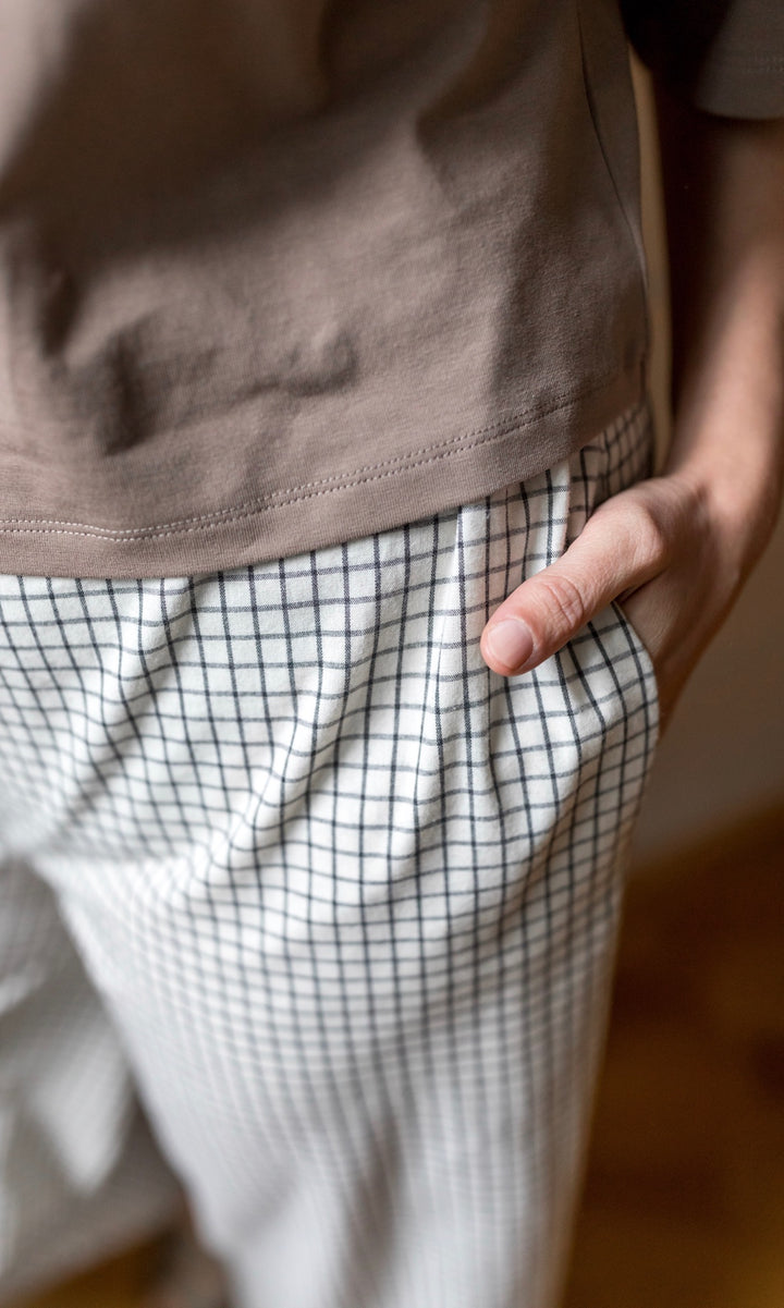 Umstandshose Ivy Culotte in karo weiß - Detailansicht seitliche Hosentasche.